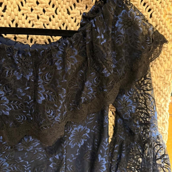 Gently used one time, beautiful black and blue blouse, size 4, WHBM - Picture 2 of 4